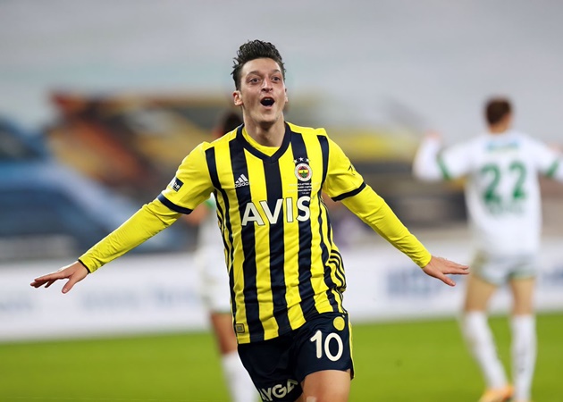 CHOÁNG! Arsenal 'cắn răng chịu đựng' trả 90% lương cho Mesut Ozil