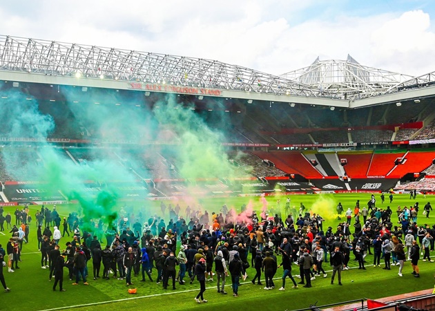 CHÍNH THỨC: CĐV đập phá dữ dội, trận Man Utd - Liverpool tạm hoãn