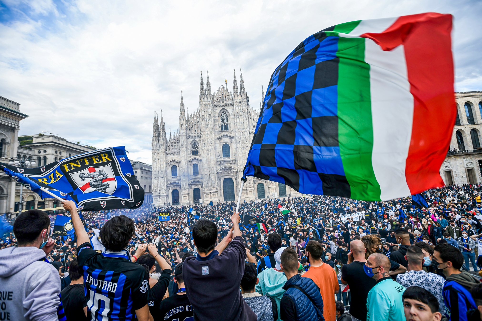 CĐV Inter Milan đổ ra đường ăn mừng chức vô địch lịch sử