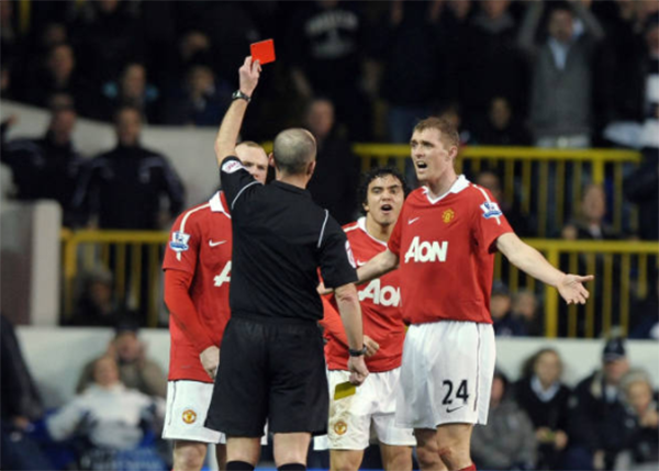 Top 10 cầu thủ nhận thẻ đỏ nhiều nhất lịch sử Man Utd: "Con quỷ" tuyến giữa vô đối