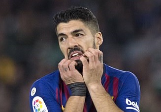 Lộ video Suarez gian lận, chép phao hăng say rồi đội nón chụp ảnh