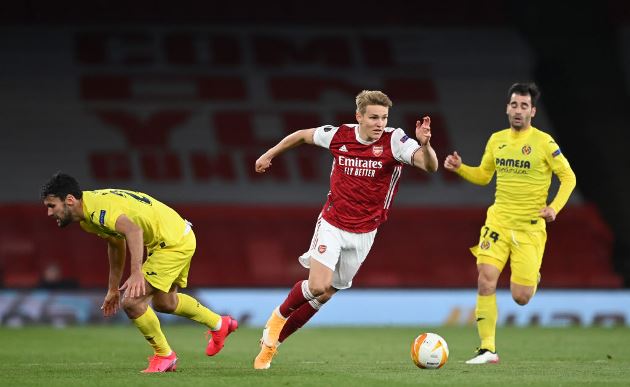 Lee Dixon chỉ trích sao Arsenal: "Tại sao cậu ấy lại đi bộ?"