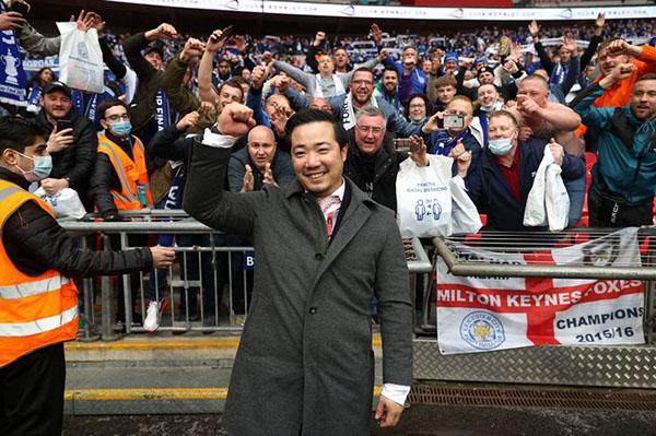 Ảnh bài viết Mượn Chủ tịch Leicester, CĐV Man Utd "đá xoáy" nhà Glazers