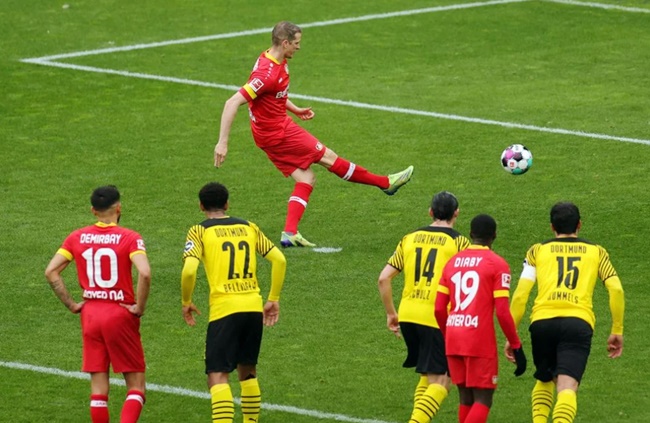 Hình ảnh chiếm tình cảm NHM: Lars Bender được tặng bàn thắng từ chấm 11m