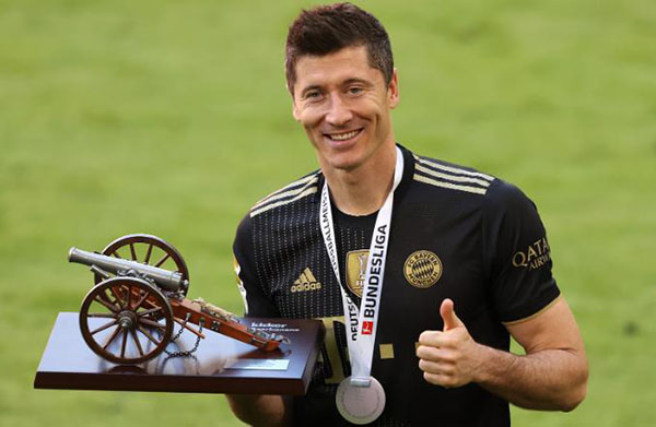 Lewandowski phá vỡ kỷ lục tồn tại 49 năm của Bundesliga