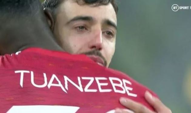 Man Utd bại trận, Bruno Fernandes khóc sưng húp cả mắt