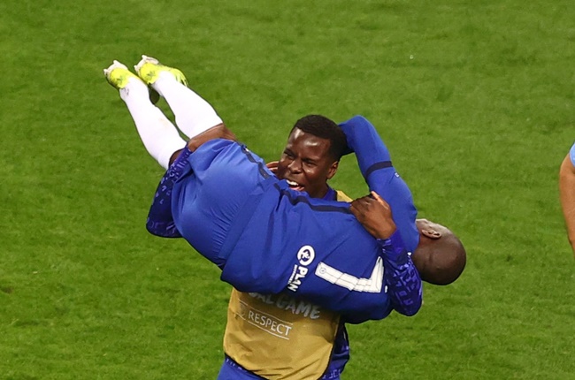 Ảnh bài viết Sao Chelsea như 'phát điên', nhấc bổng Kante gây sốt