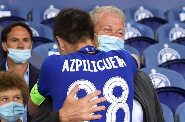 Ảnh bài viết Ôm Abramovich, thủ quân Chelsea hỏi 1 câu ngắn gọn