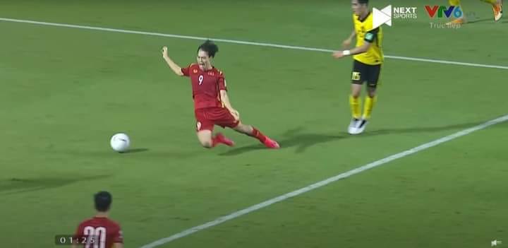 Ảnh bài viết CĐV Malaysia nổi giận tố Văn Toàn ăn vạ, Việt Nam thắng xấu xí