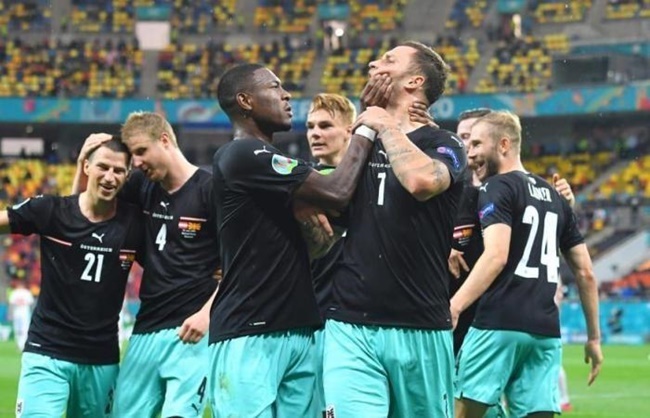 Ảnh bài viết Arnautovic văng tục, Alaba liền bịt miệng đàn anh