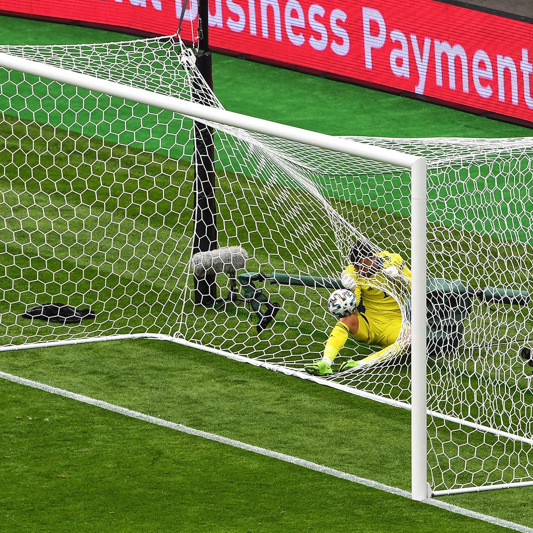 Ảnh bài viết Hài hước thủ môn như "cá mắc lưới" sau cú sút lịch sử ở EURO