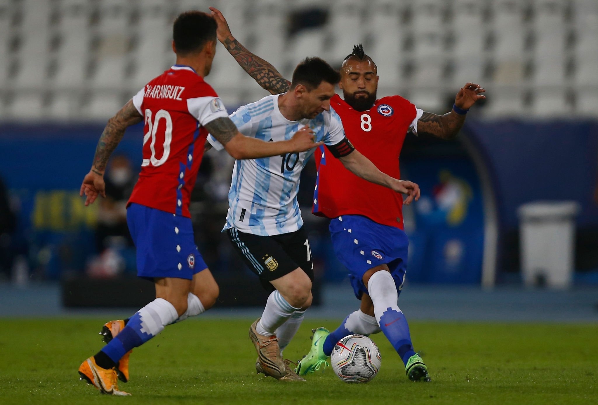 Messi cô đơn cùng cực, đối đầu rừng cầu thủ Chile mà không ai hỗ trợ