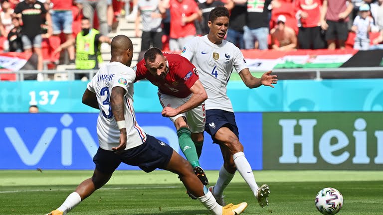 Ảnh bài viết 2 hậu vệ tuyển Pháp không muốn chạm vào người cầu thủ Hungary 