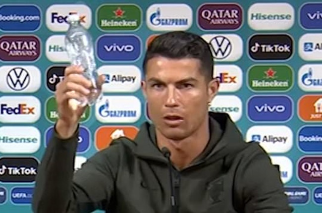 Ảnh bài viết "Ronaldo có thể làm được nhiều điều hơn gạt chai Coca-Cola" 