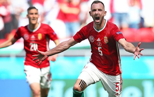 Ảnh bài viết Đại thắng Bồ Đào Nha, Low mô tả lối chơi của Hungary