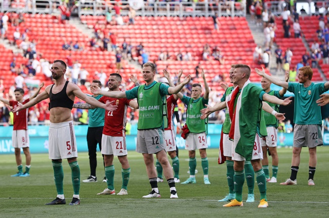 Ảnh bài viết Cầm hòa Pháp, HLV Hungary bật khóc