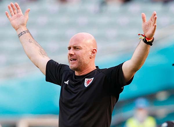 Ảnh bài viết HLV xứ Wales: "Thẻ đỏ thật không tin được"