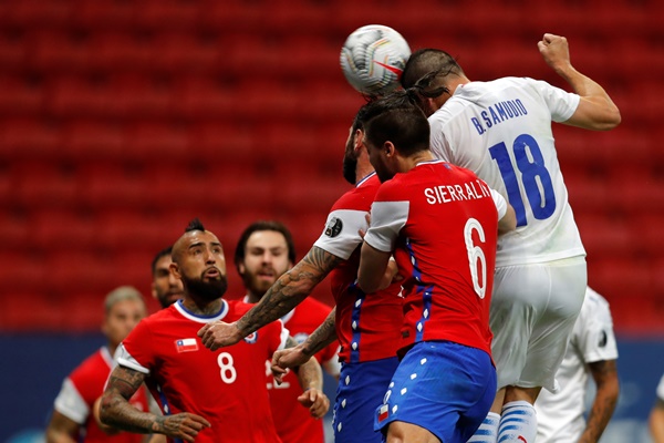 VAR gây tranh cãi, Chile thua sốc trước Paraguay