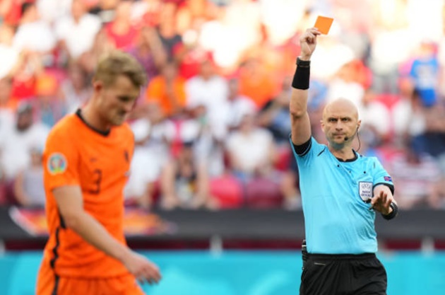 Ảnh bài viết De Ligt và đồng đội phản ứng ra sao sau thẻ đỏ tai hại?