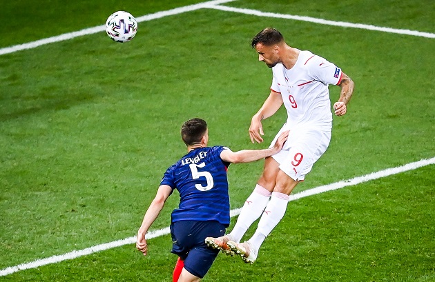 Ảnh bài viết Lenglet gây bão sau khi chạm vùng kín đối thủ trên sân