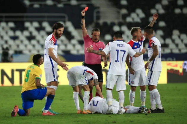 Jesus nhận thẻ đỏ, Brazil vẫn đánh bại Chile