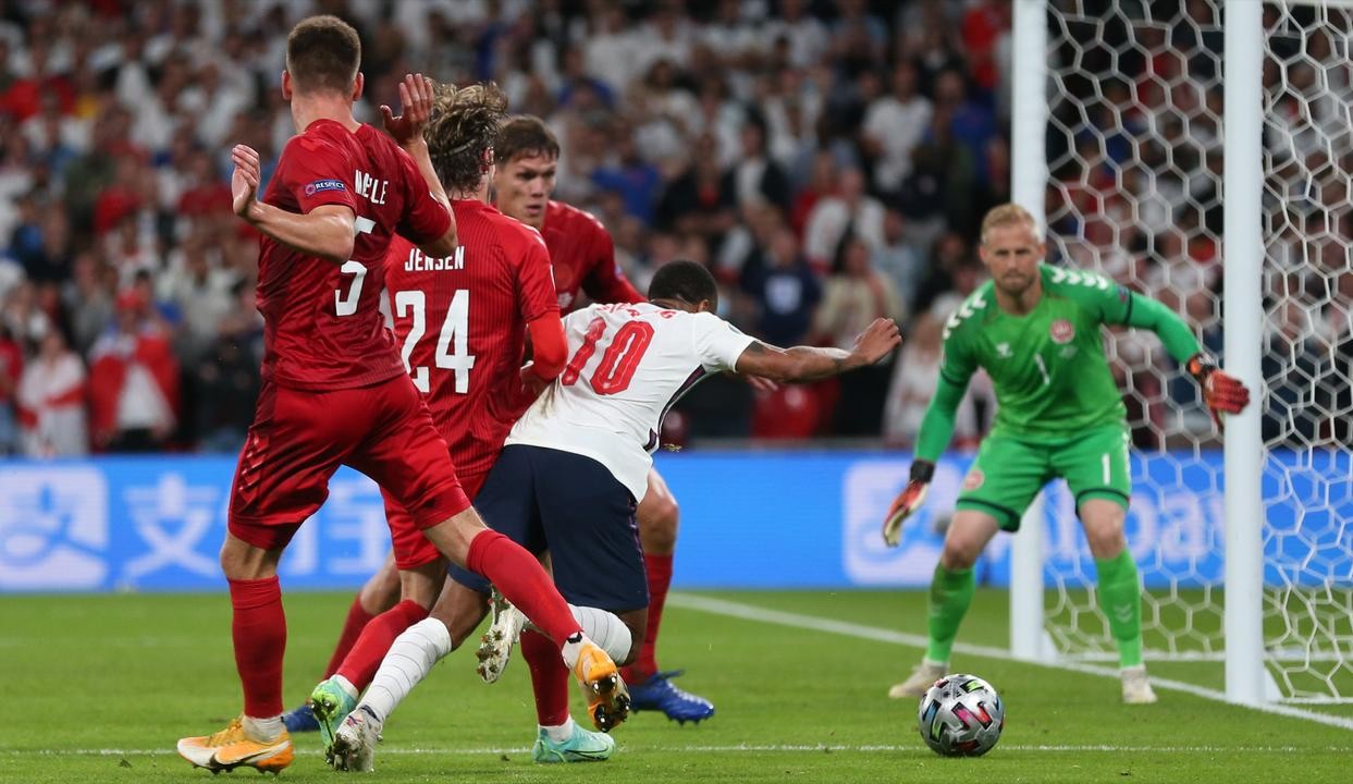 Ảnh bài viết Làng túc cầu đang dậy sóng vì quả penalty của Raheem Sterling