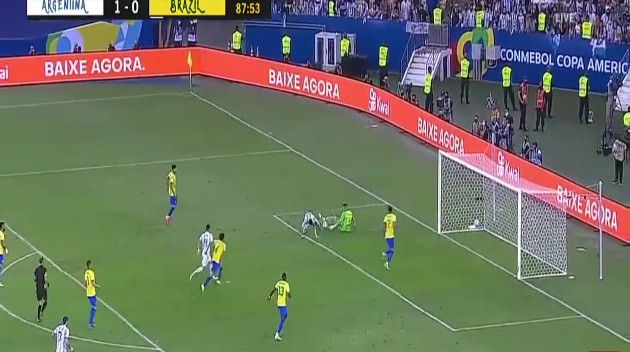 Ảnh bài viết Messi bỏ lỡ cơ hội ghi bàn khó tin trước Brazil 