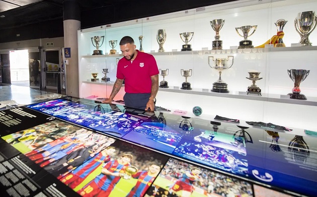 Depay thích thú tham quan phòng truyền thống ngập tràn danh hiệu của Barca