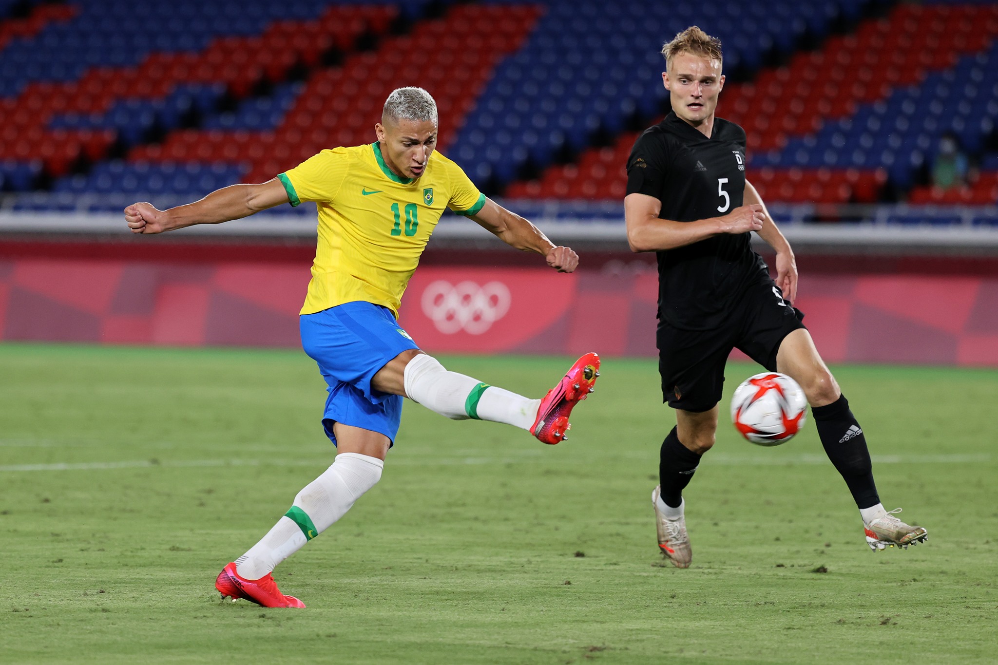 Sao Premier League lập hattrick, Brazil thắng đậm Đức