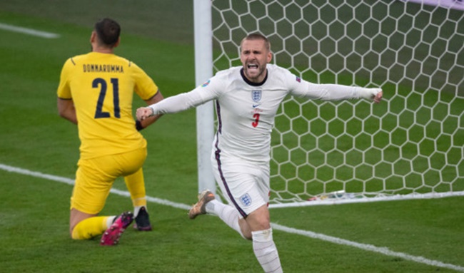 Roberto Carlos tâng bốc Luke Shaw lên mây