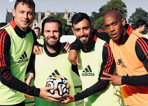 Ảnh bài viết Trở lại tập luyện, Martial xuất hiện với diện mạo đầy bất ngờ