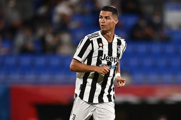 Được mời gọi, Ronaldo có nên qua Pháp với Messi?