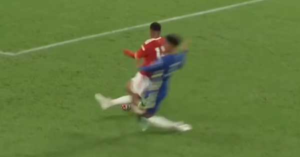 Ảnh bài viết Viên ngọc quý của M.U bị sao trẻ Chelsea triệt hạ