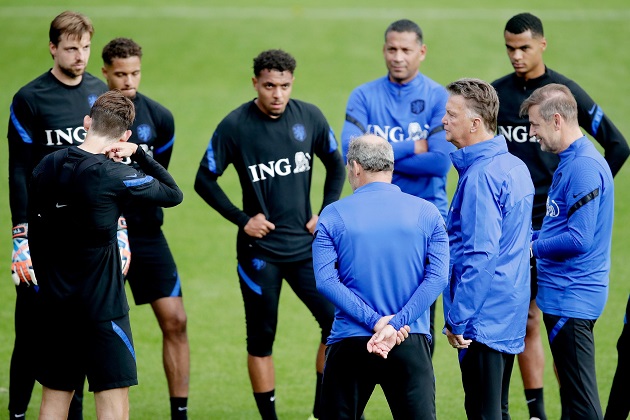 Van Gaal lần đầu tiên tái xuất sân cỏ sau khi rời M.U