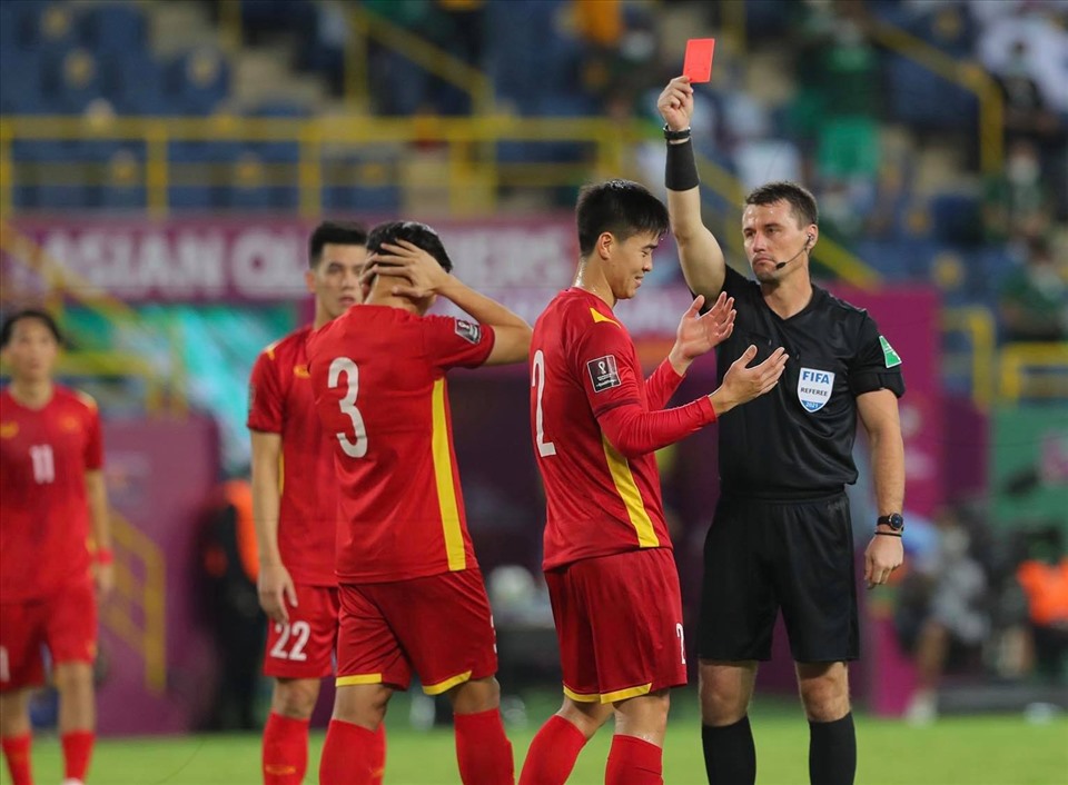 Ảnh bài viết Chuyên gia trọng tài FIFA: "Thẻ vàng của Duy Mạnh hoàn toàn không có cơ sở"