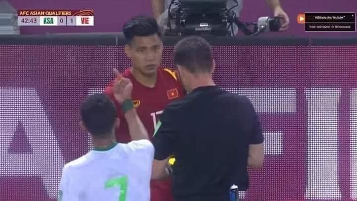 Ảnh bài viết Đội trưởng Ả Rập có hành vi khiếm nhã với Văn Thanh, trọng tài ở đâu?