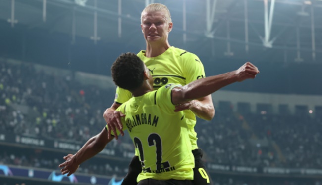 Ảnh bài viết Thần đồng nước Anh hôn trộm Haaland trước ống kính