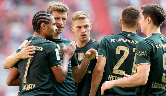 Lewandowski lập kỷ lục, Bayern trút mưa bàn thắng lên tân binh