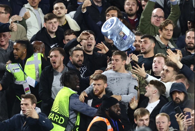 Ảnh bài viết Bạo lực bùng phát sau bàn thắng mở tỷ số của Declan Rice