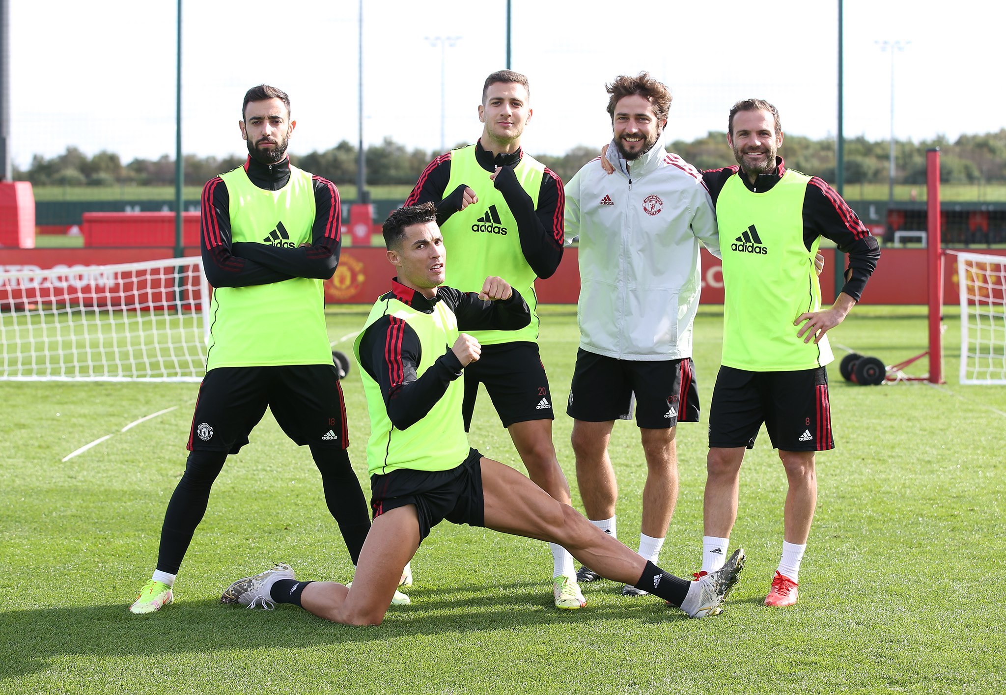 Ronaldo tạo dáng khó đỡ, rõ thái độ Van de Beek trên sân tập Man Utd