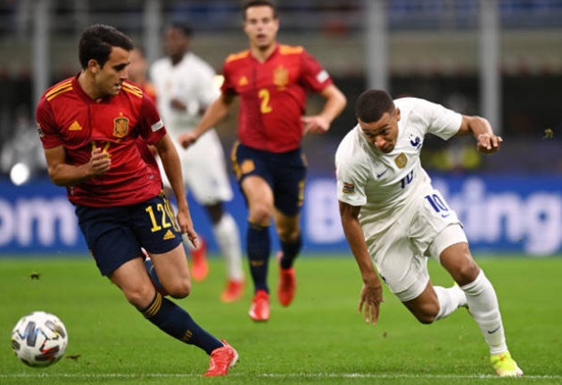 "Tôi nên làm gì? Đứng qua 1 bên và để Mbappe chạy à?"