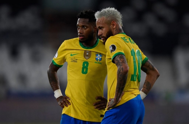 Fred và đồng đội ngăn Neymar chia tay đội tuyển Brazil