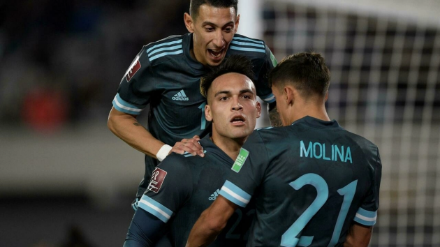 Messi bất lực, Argentina thắng nhọc Peru