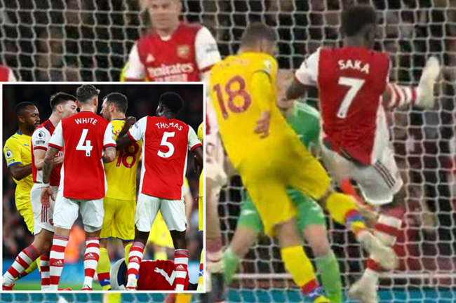 Cận cảnh pha triệt hạ khiến sao Arsenal dính chấn thương