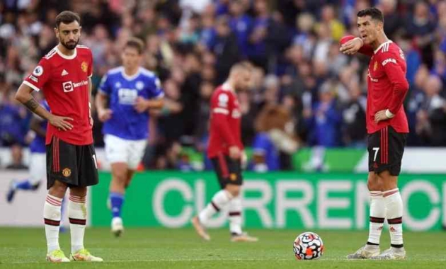 Gary Neville chỉ trích thái độ của CR7 và Bruno ở Man Utd