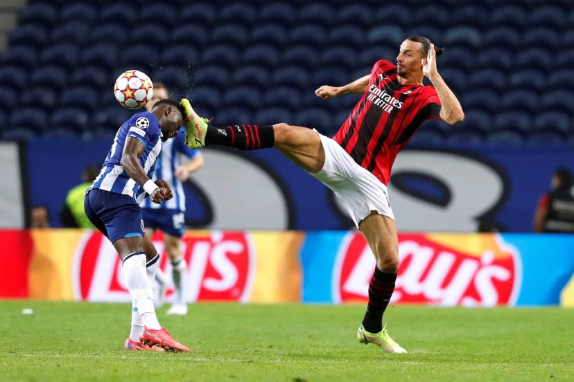 Ibra đạp thẳng gầm giày vào đầu đối phương