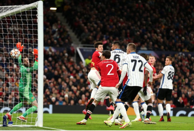 "3 cầu thủ Man Utd xung quanh nhưng vẫn để thủng lưới"