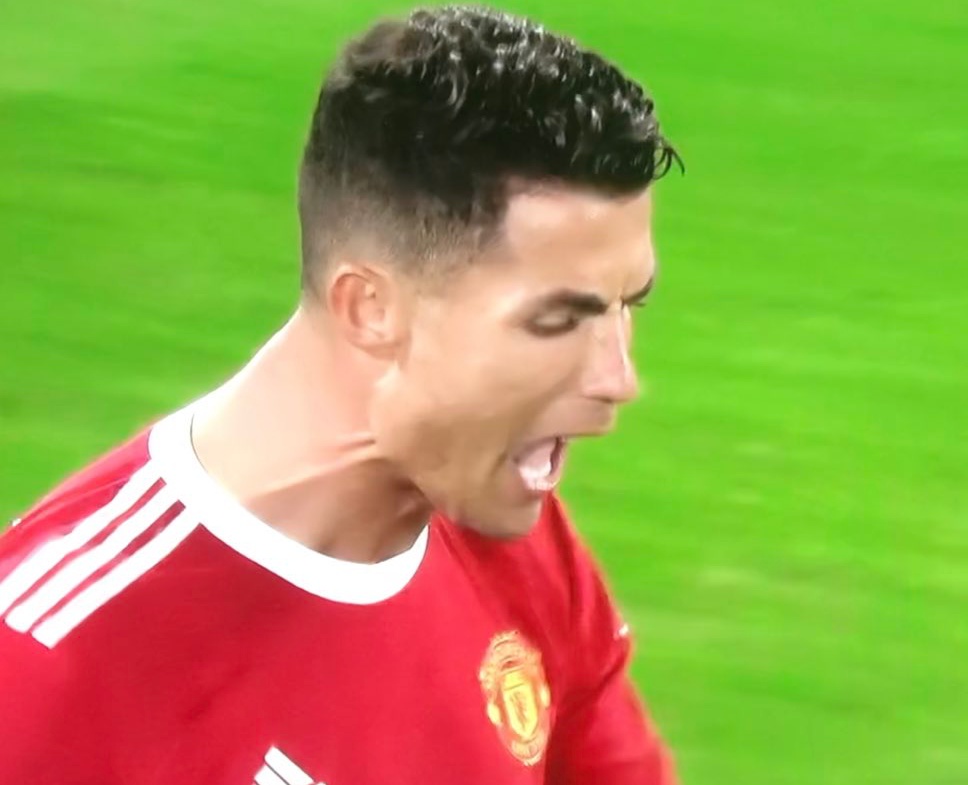 Ronaldo bực tức quát tháo trước khi ghi bàn đẳng cấp cho M.U