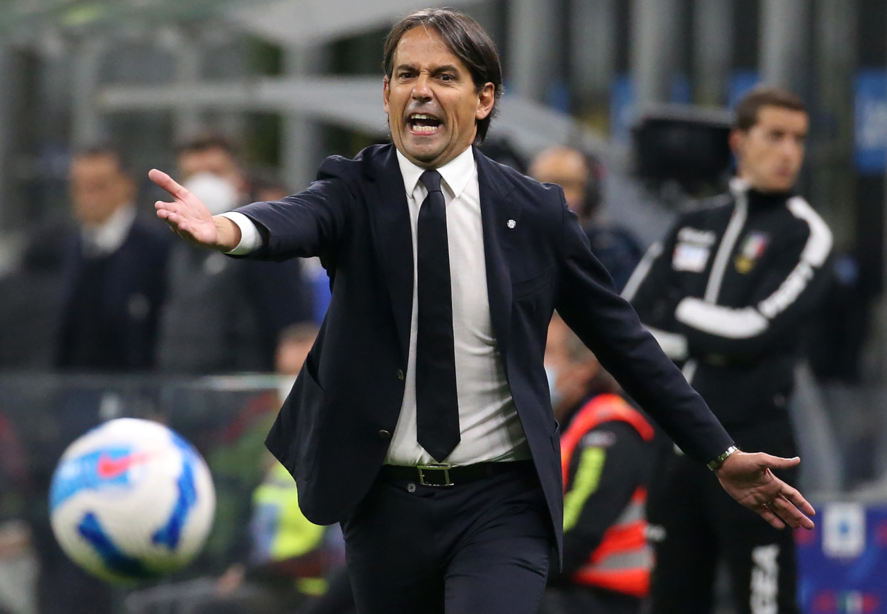 4 HLV nhận thẻ đỏ sau vòng đấu đầy tranh cãi của Serie A