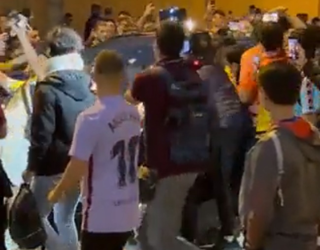 Fan Barca tấn công Koeman sau trận El Clasico